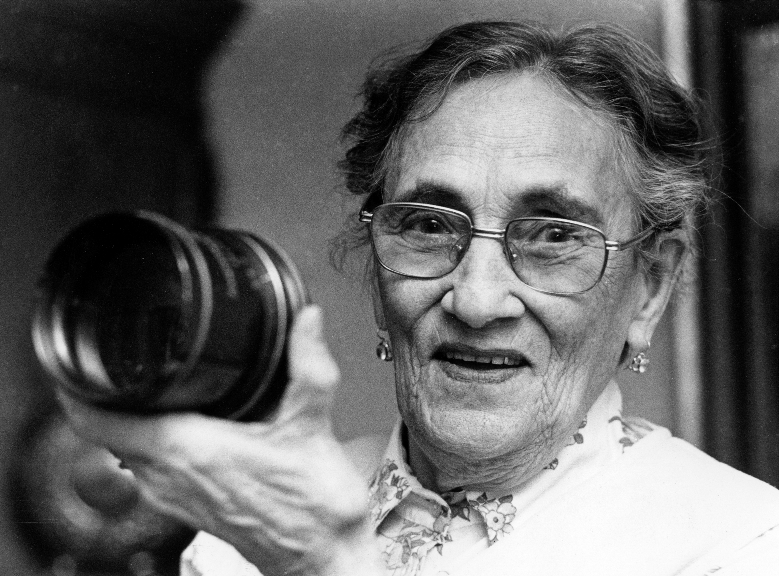 Äldre Lea Wikström med kamera.