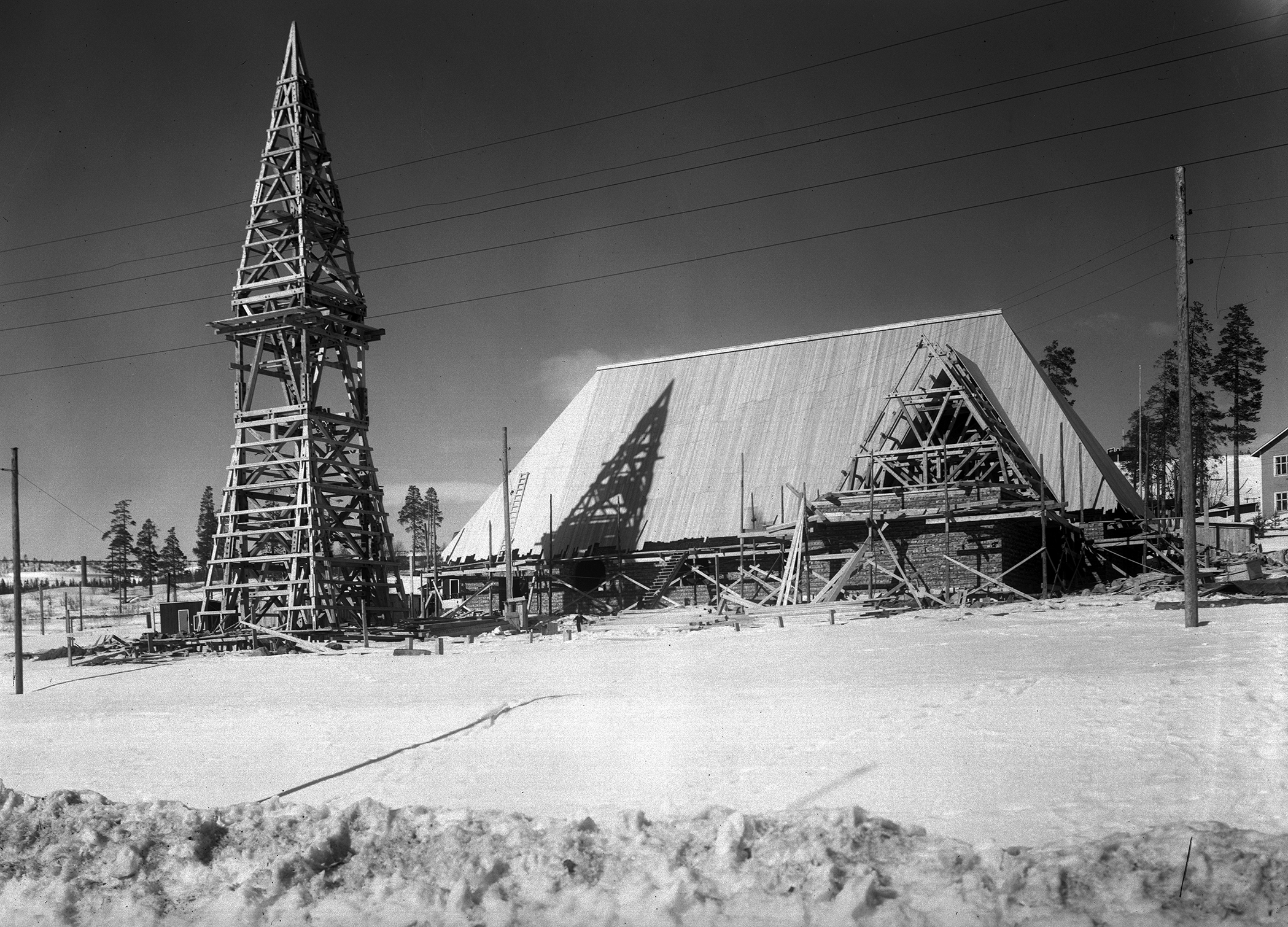 'Allhelgonakyrkan i Malmberget under uppbyggnad, 1943-1944.'