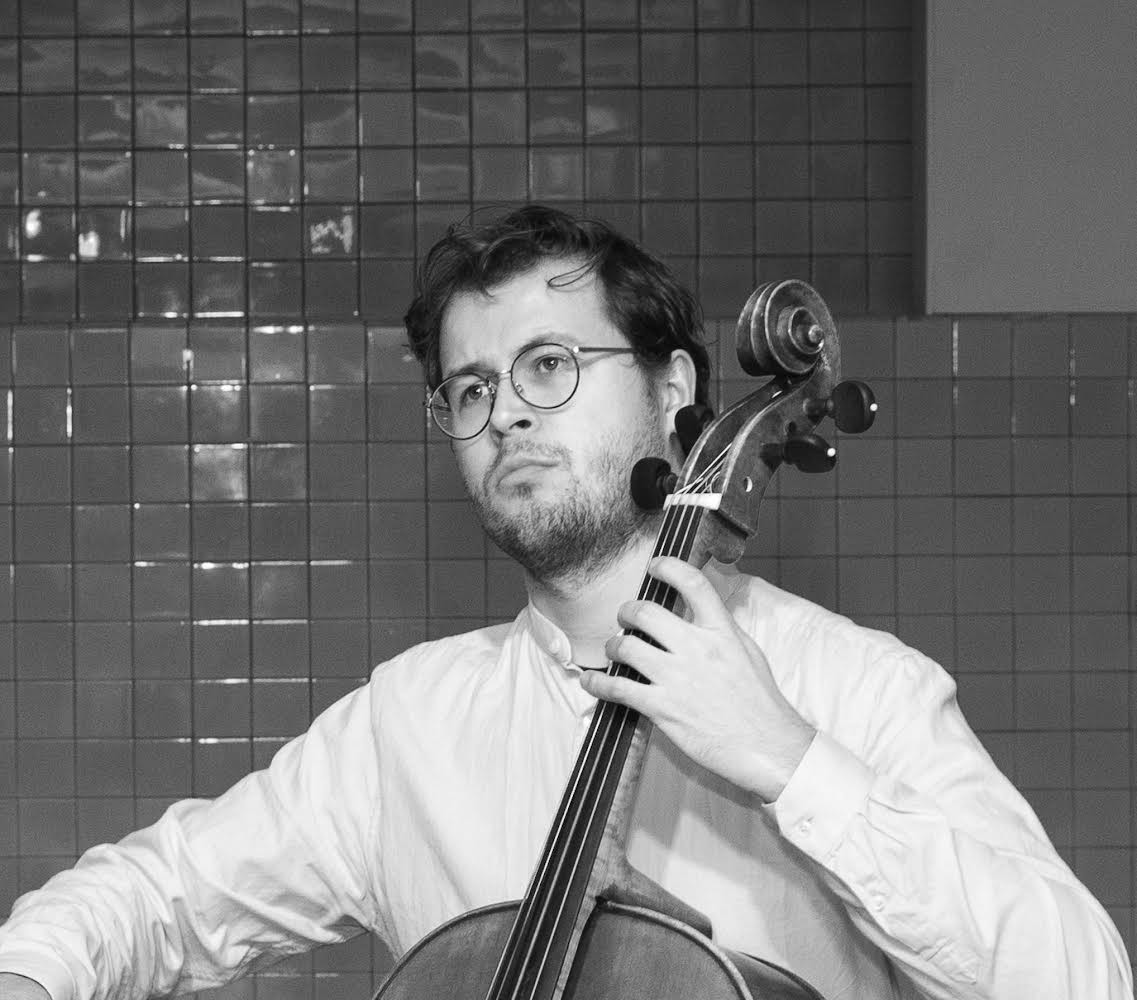 'Johannes Rydén som spelar barockcello.'