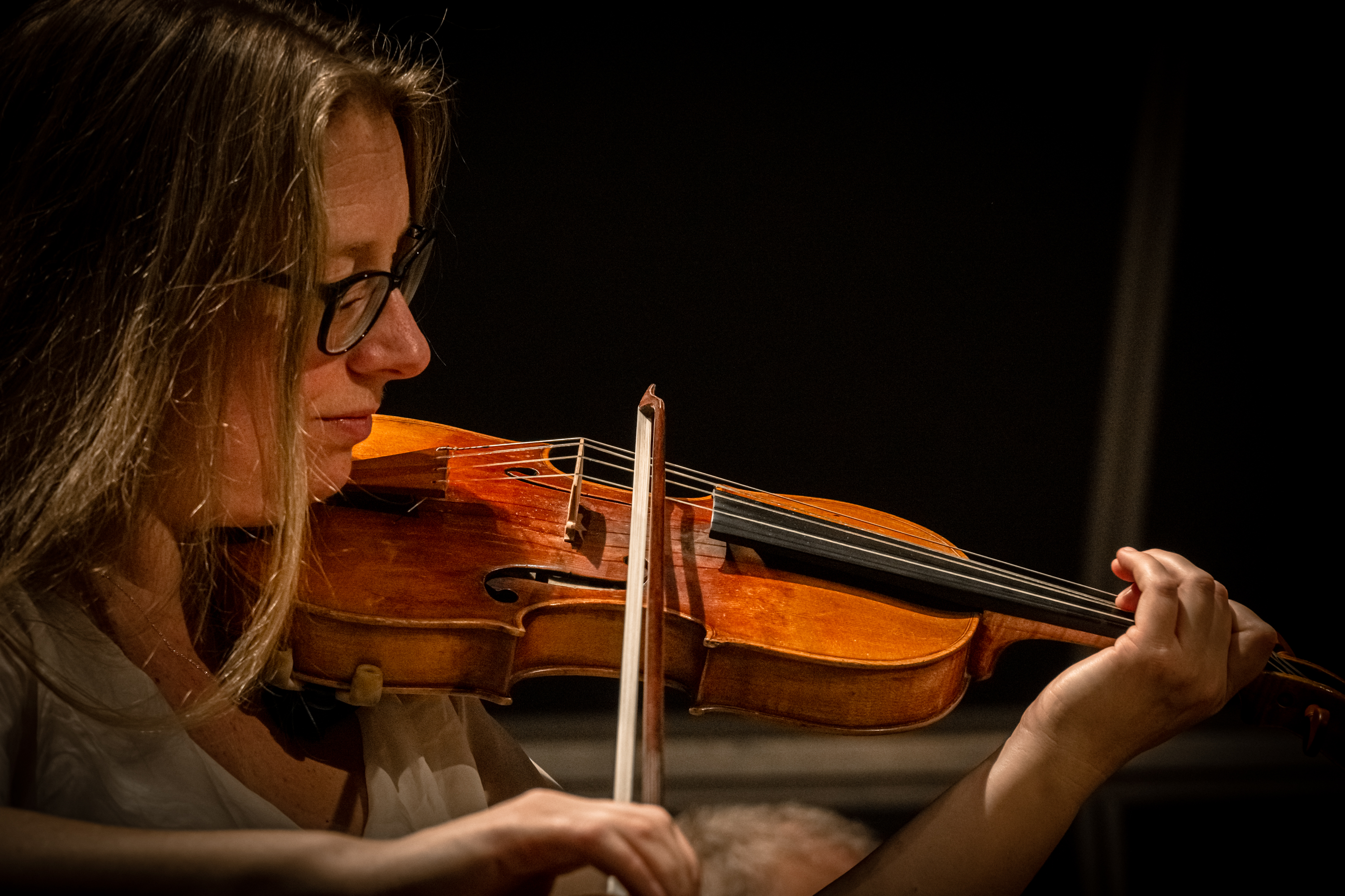 'Rebecka Karlsson som spelar på barockviolin.'