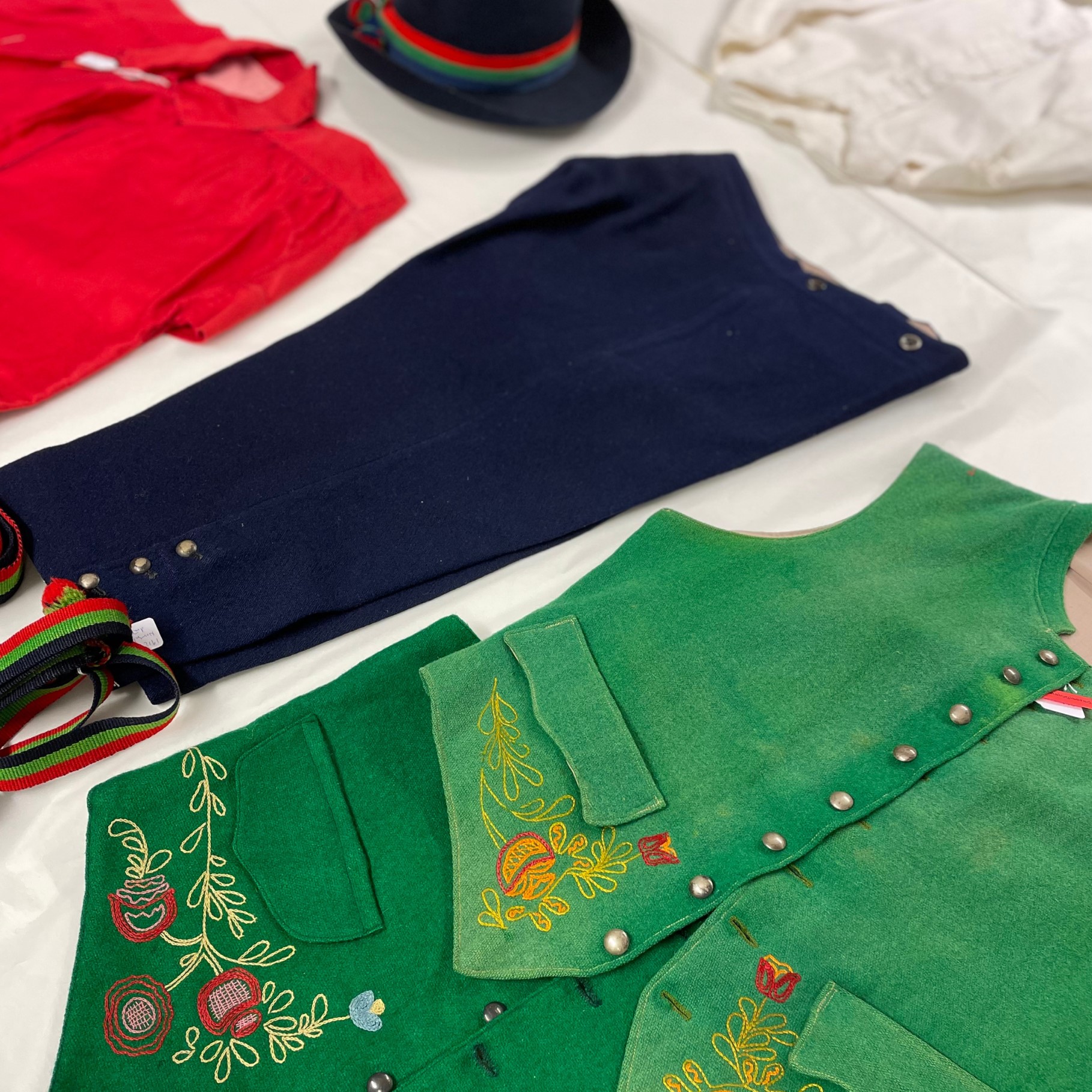 Folkdräkter placerade på ett bord.