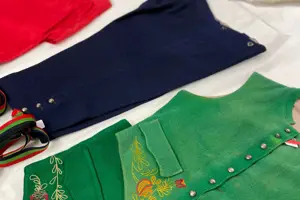 Folkdräkter placerade på ett bord.