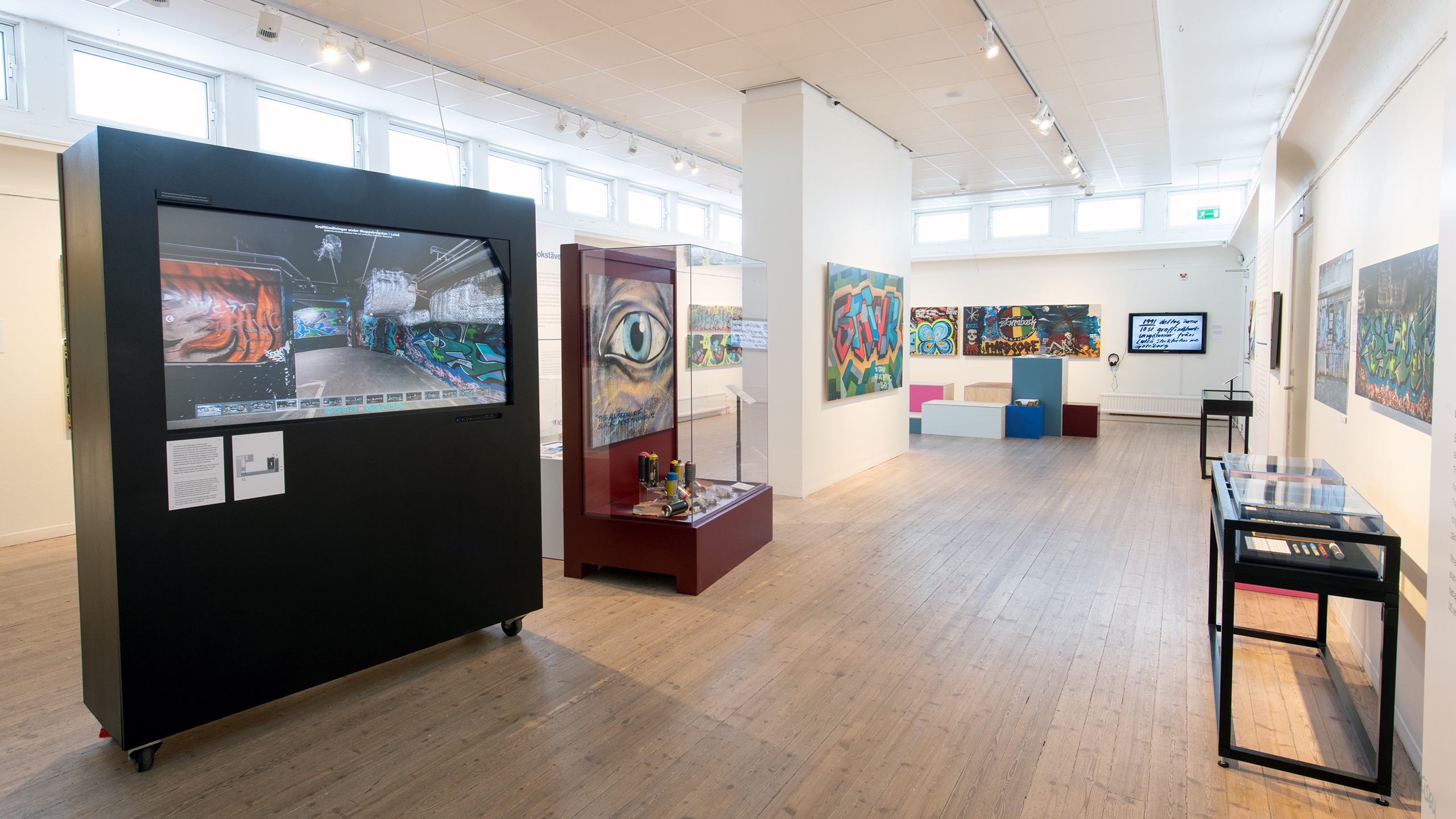 'Vy över utställningen "100 meter graffiti"'