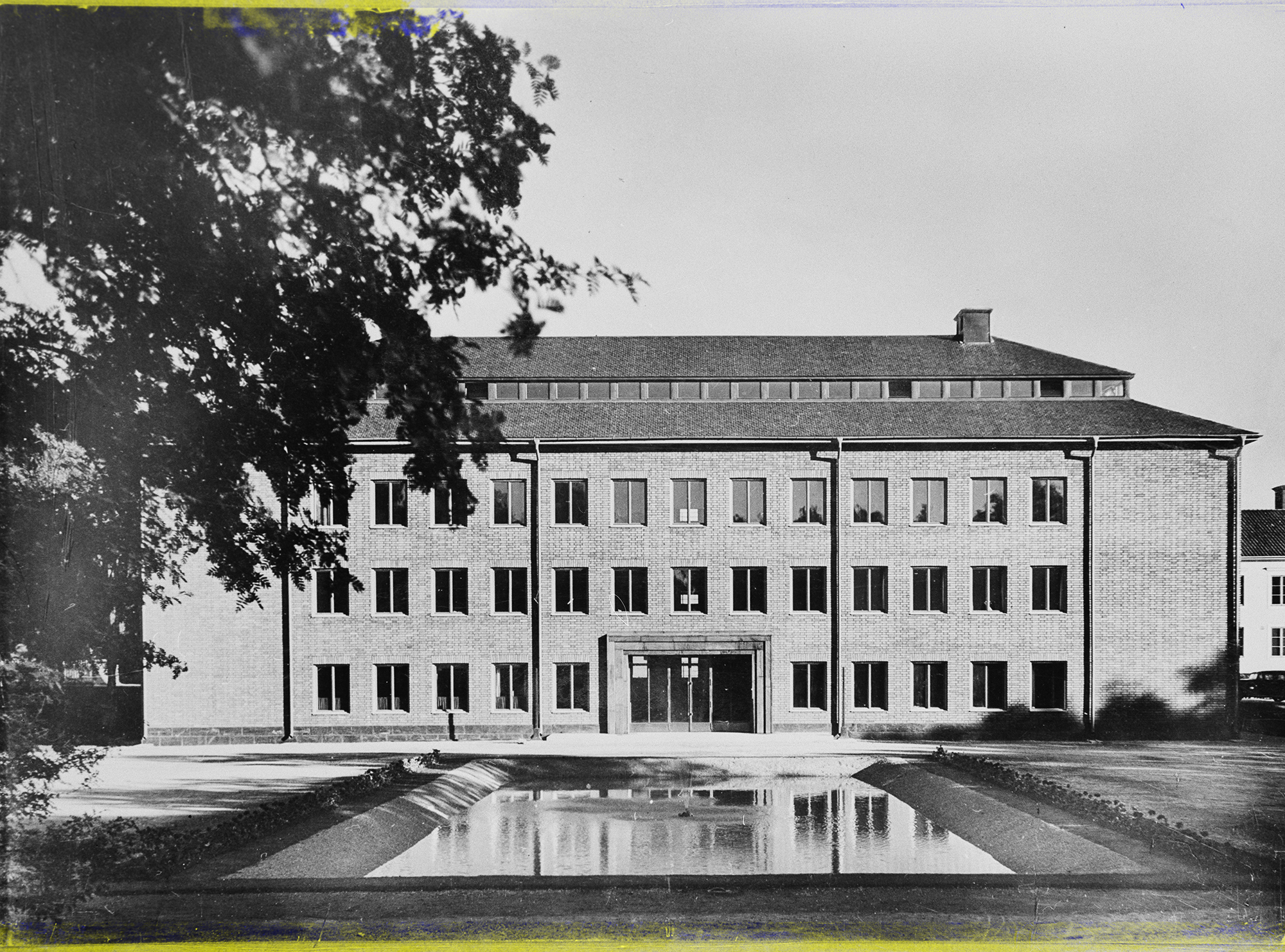 Svartvitt foto över Norrbottens museums byggnad i Hermelinsparken i Luleå 1936.