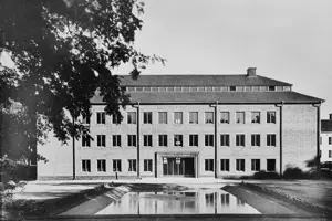 Svartvitt foto över Norrbottens museums byggnad i Hermelinsparken i Luleå 1936.