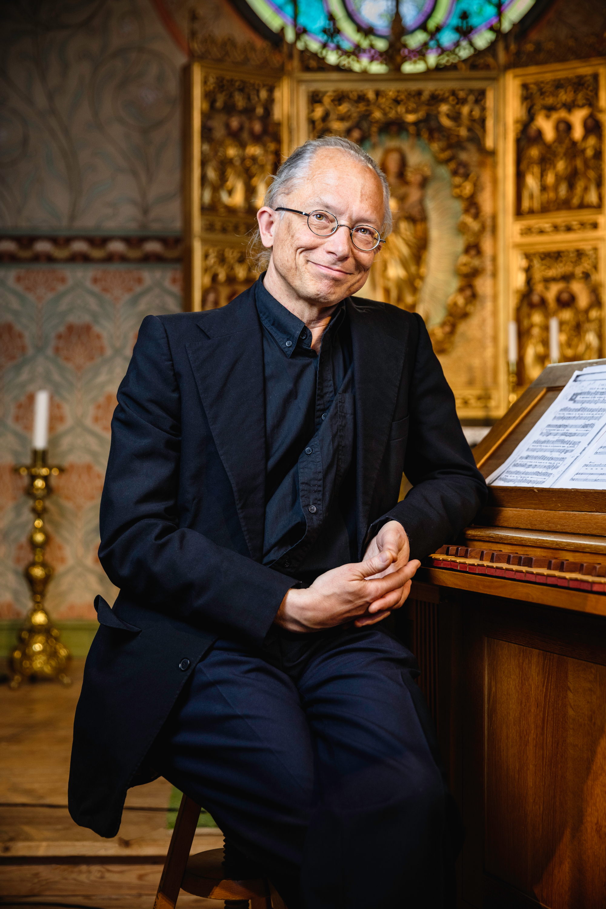 'Peter Lönnerberg som sitter vid en cembalo.'