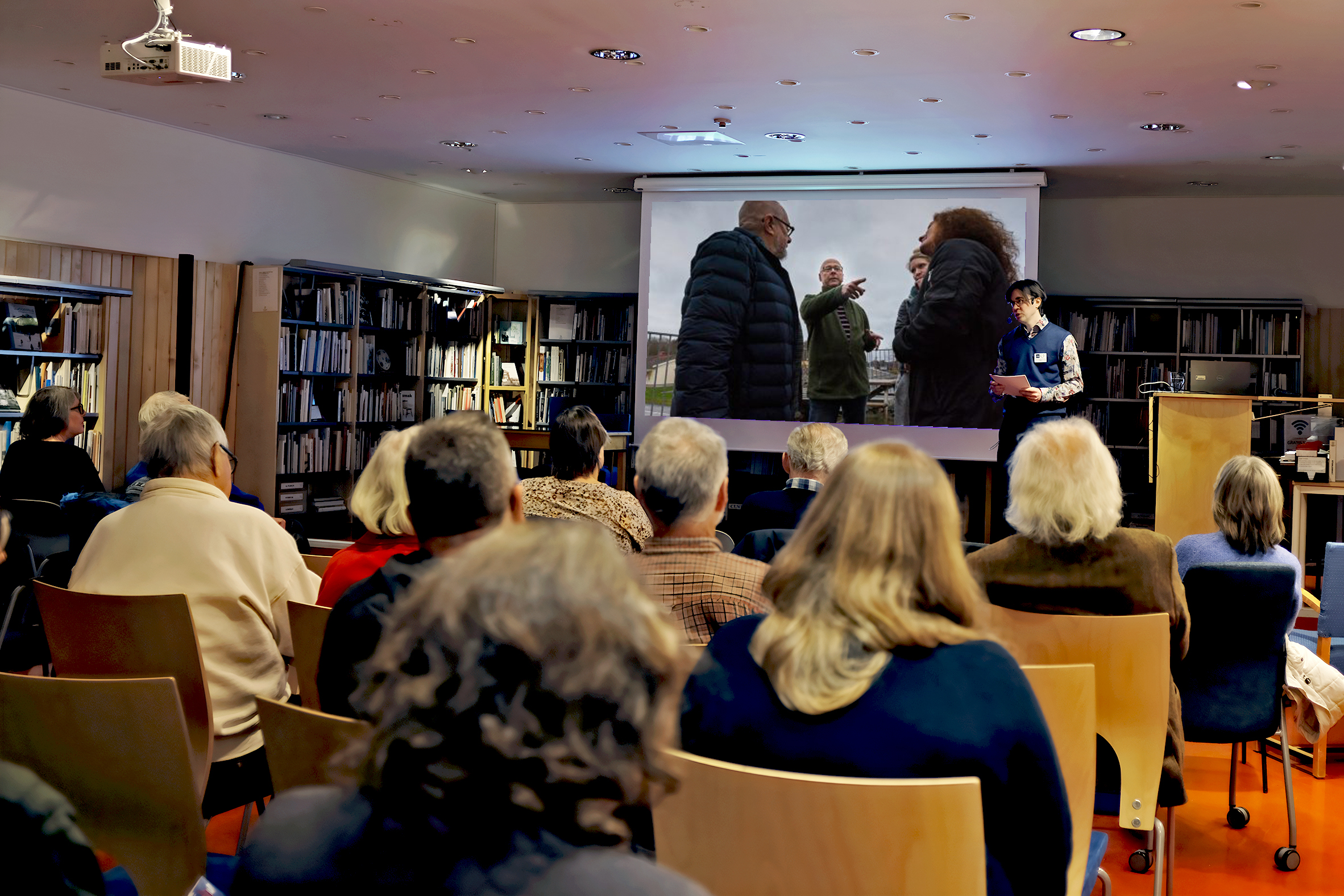 Kurslokal med deltagare.