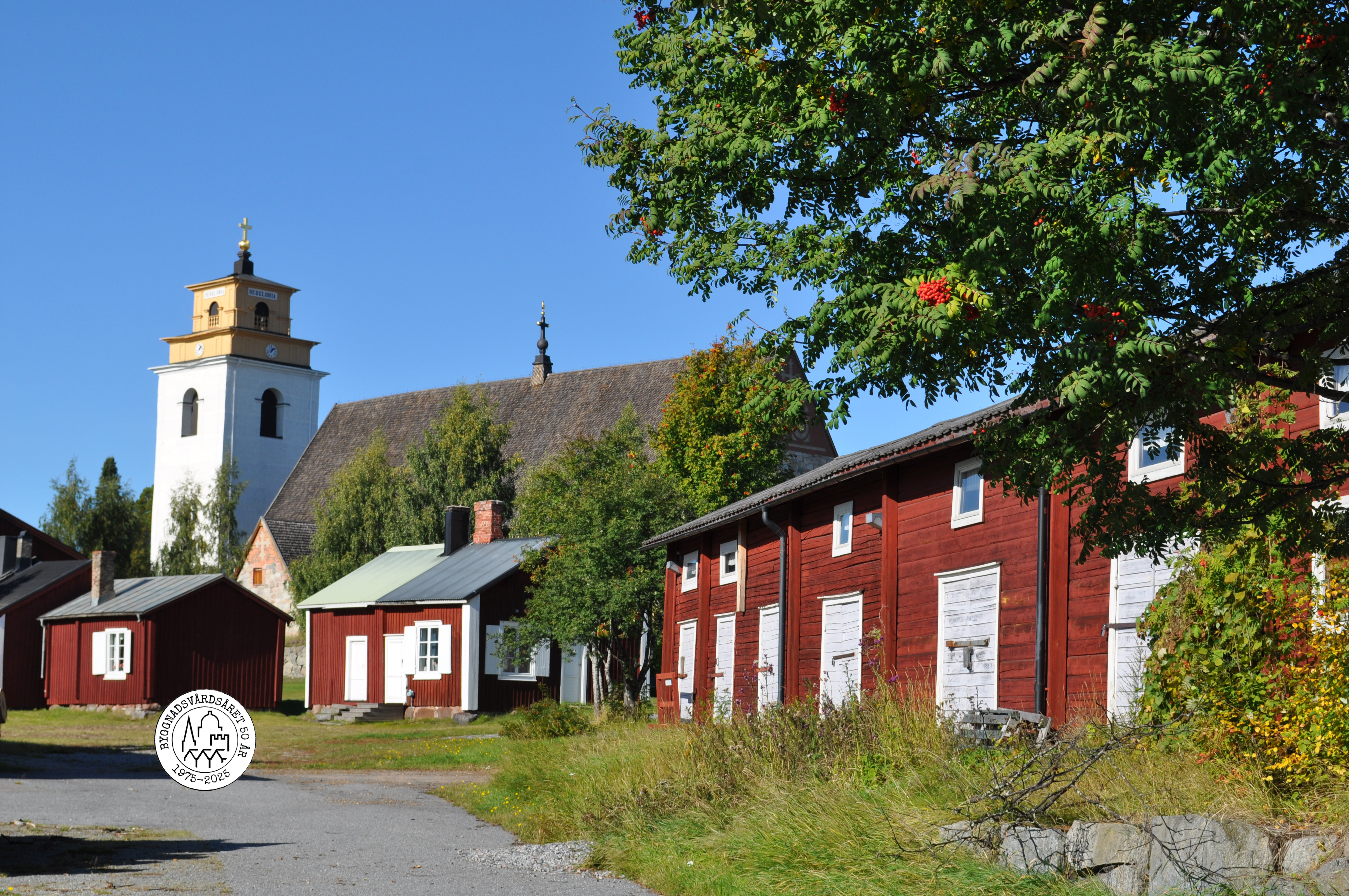 Kyrkstugor i Gammelstads kyrkstad, med Gammelstads kyrka i bakgrunden.