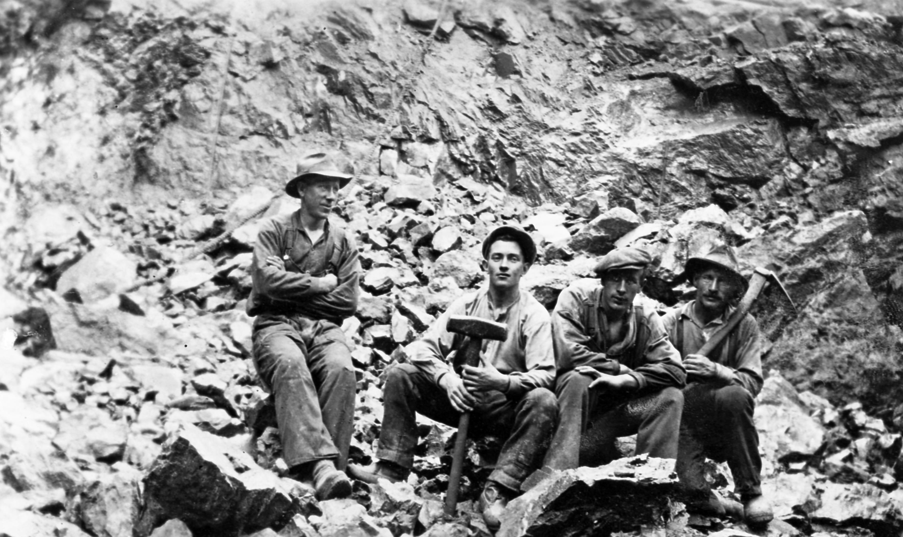 Äldre fotografi på fyra gruvarbetare i Fältspatsgruvan, Kallaxön.