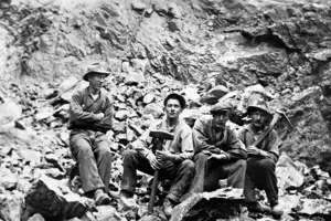 Äldre fotografi på fyra gruvarbetare i Fältspatsgruvan, Kallaxön.