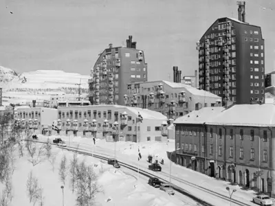 'Gammal svartvit vintervy över huskvarteret Ortdrivaren i Kiruna. Troligtvis 1960-tal.'